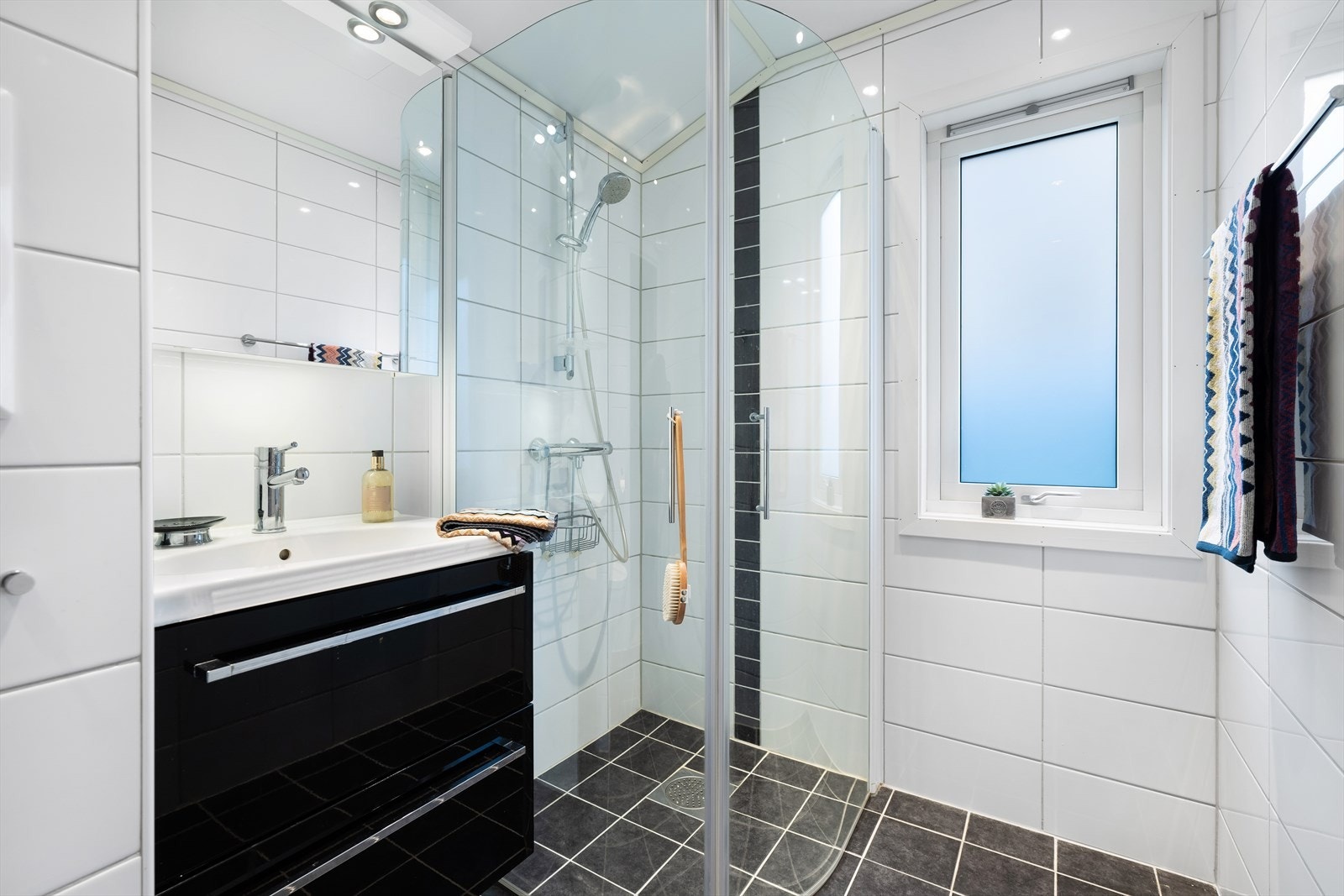 Flislagt bad med varme i gulv oppgradert i 2012. Galleribilde