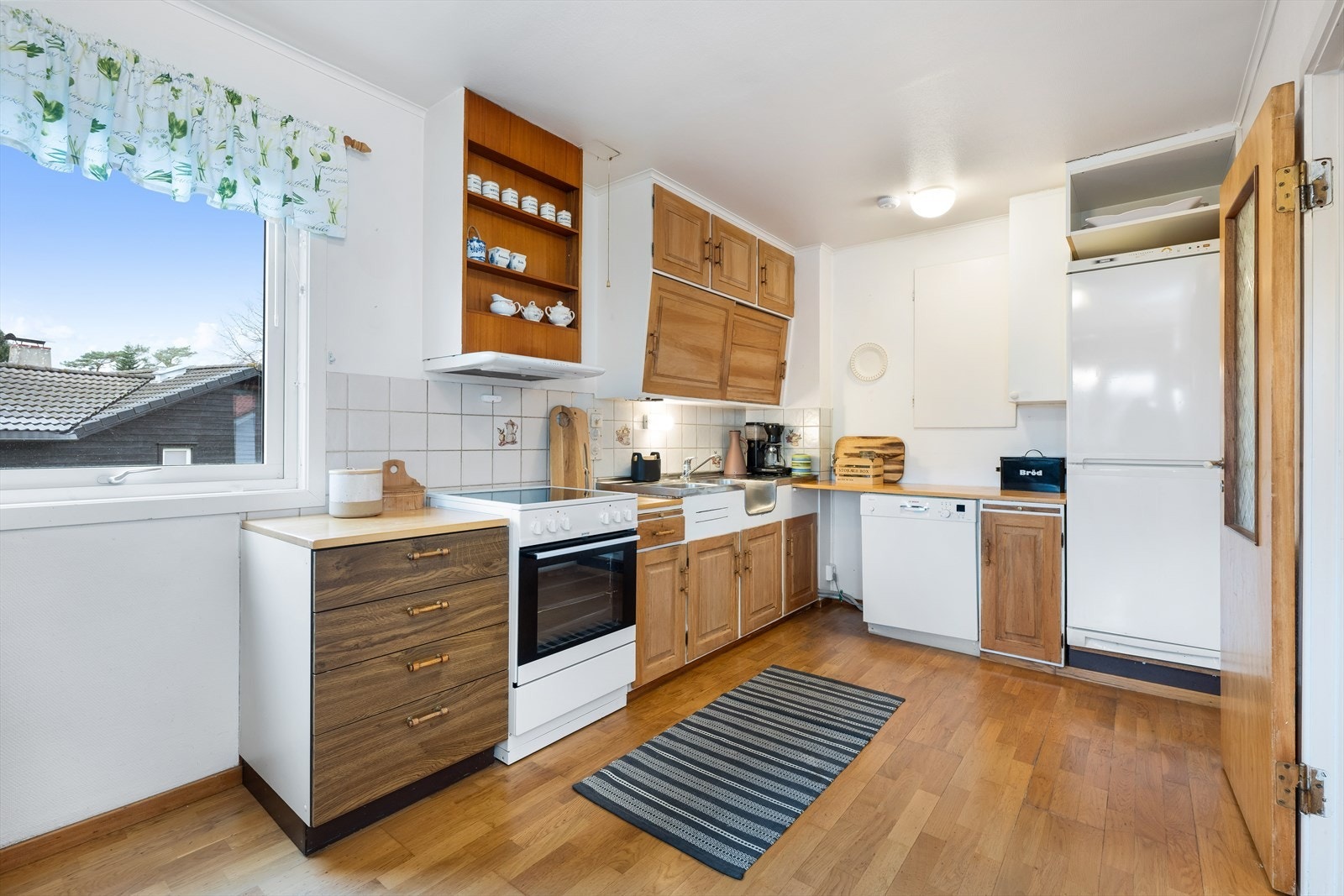 Tilgang til loftsrom fra kjøkkenet. Galleribilde