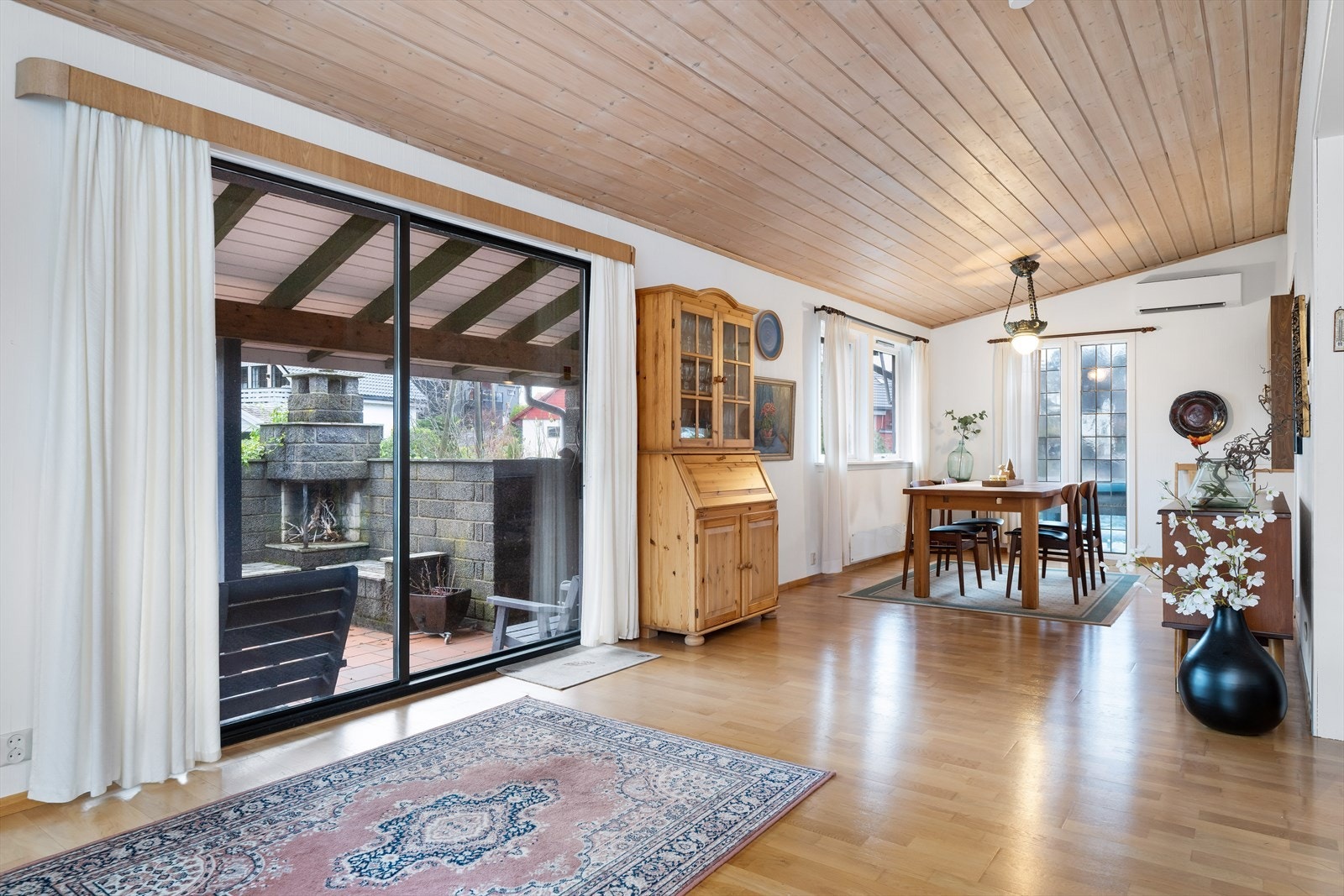 Varmepumpen i spisestuen gir jevn varme. Galleribilde