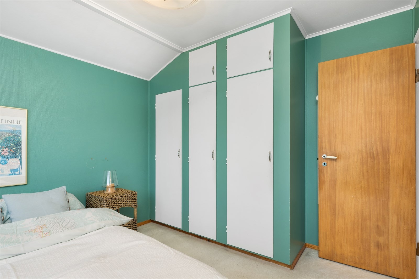 Skapplass på hovedsoverommet. Galleribilde