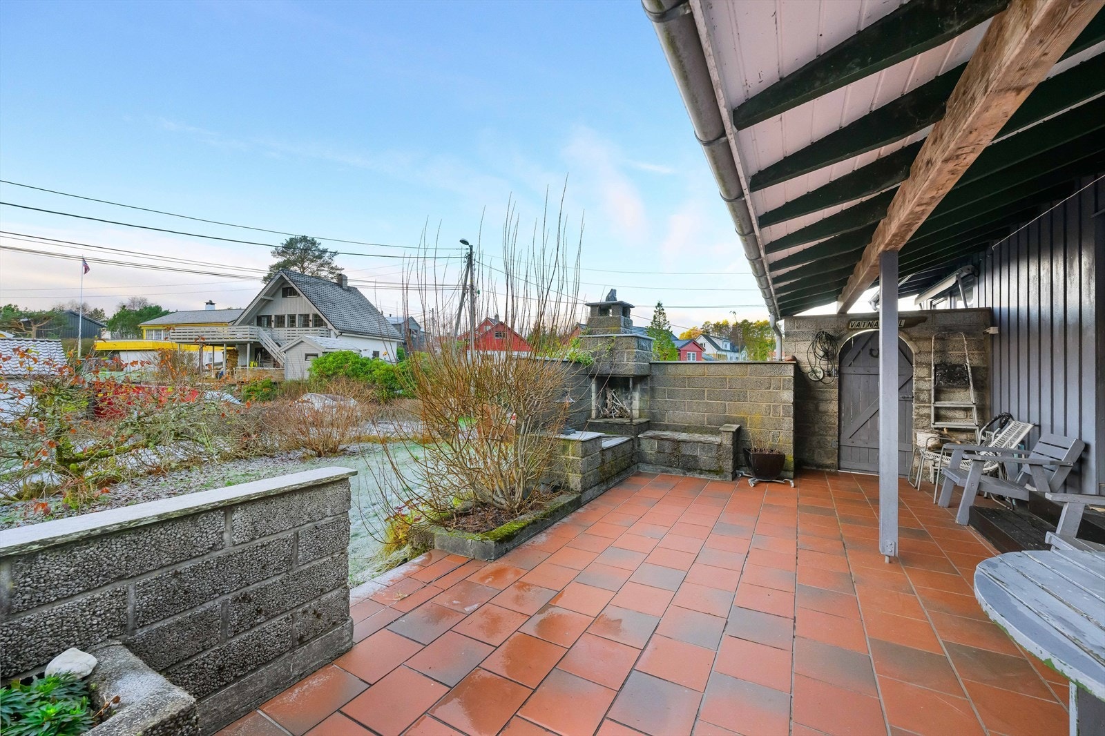 Lunt uteområde med direkte tilgang fra stuen. Galleribilde