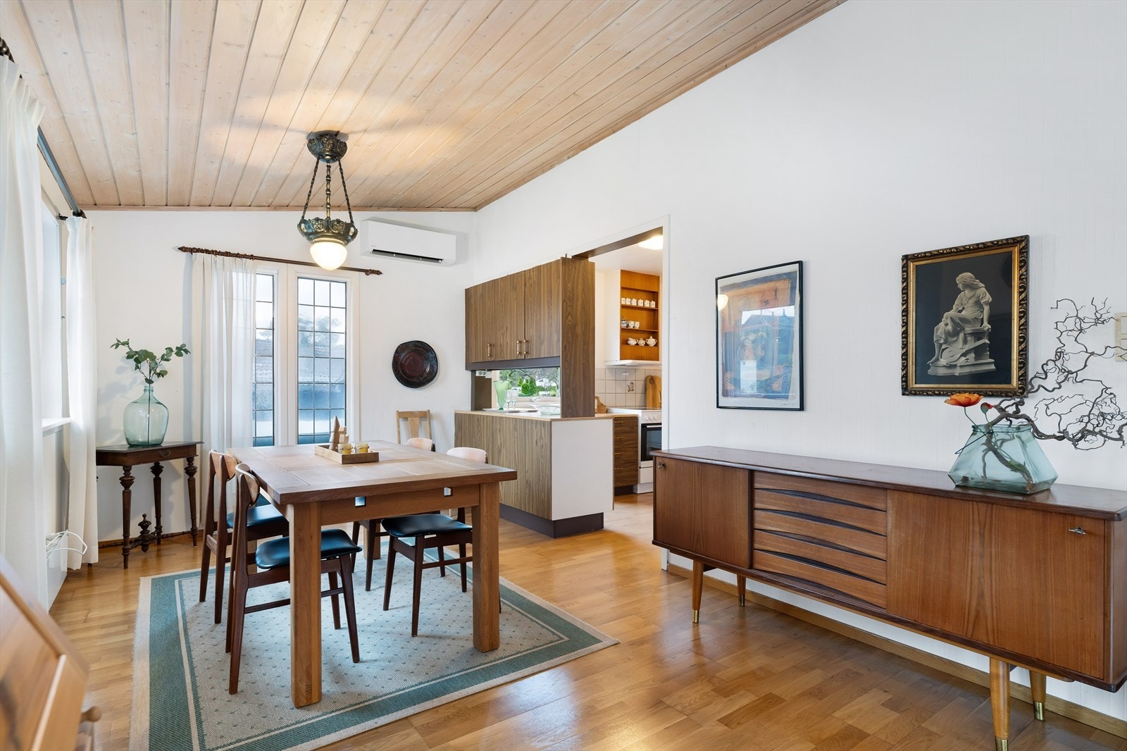 Sosialt med åpent kjøkken mot spisestuen. Galleribilde