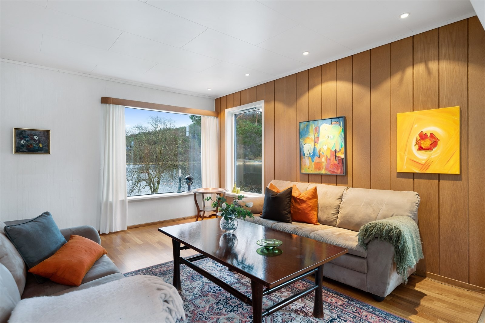 Nyt den flotte utsikten mot Klokkarvatnet fra stuevinduet. Galleribilde