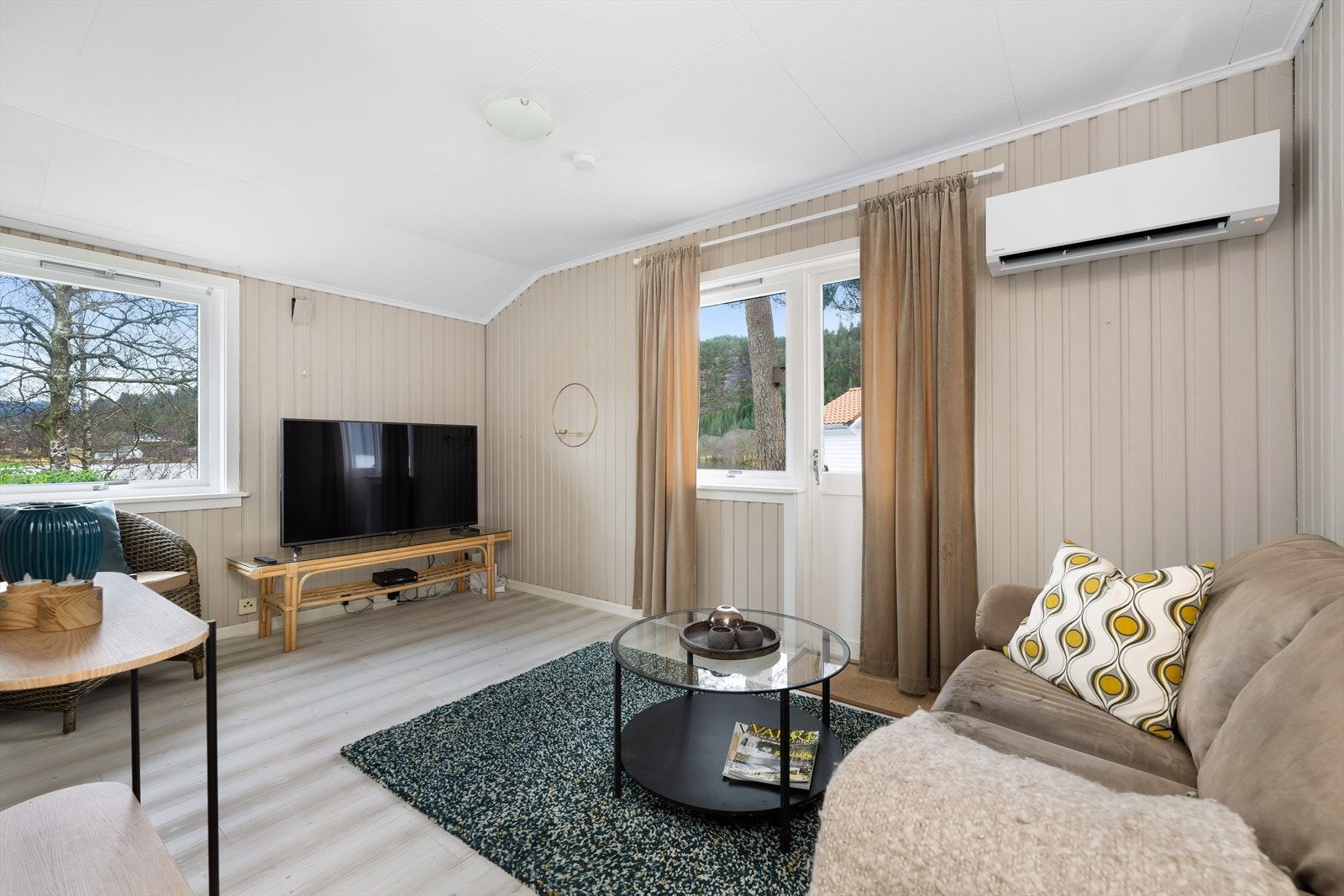 Tv-stue med direkte utgang til hage og varmepumpe. Galleribilde