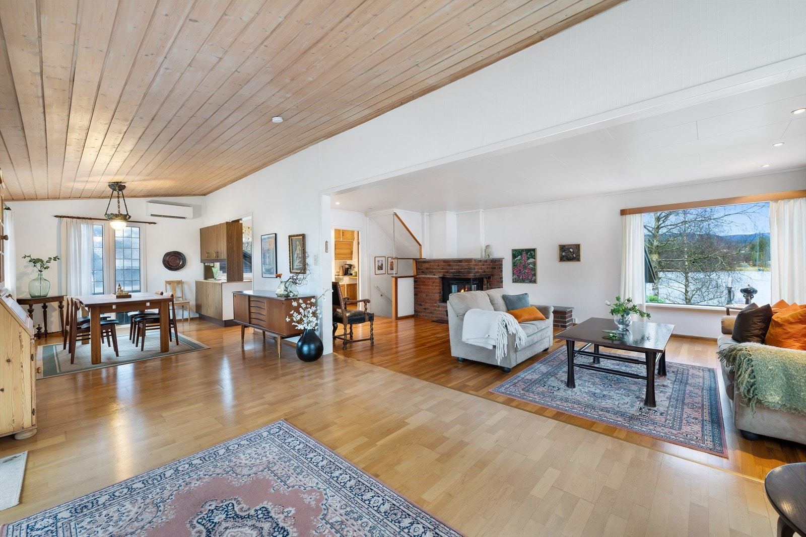 Romslig stue og spisestue med plass for stort langbord. Galleribilde