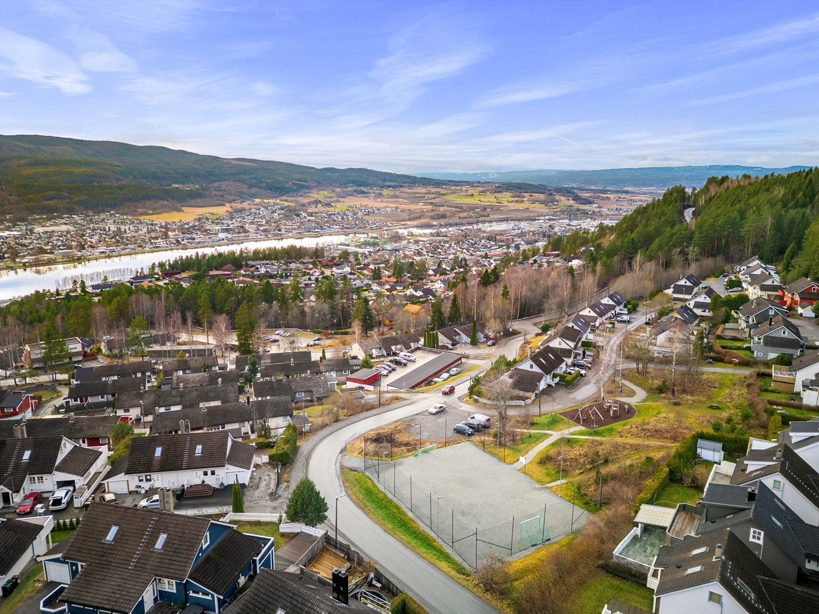 Kort avstand til barneskole, barnehager og Kiwi nærbutikk Galleribilde
