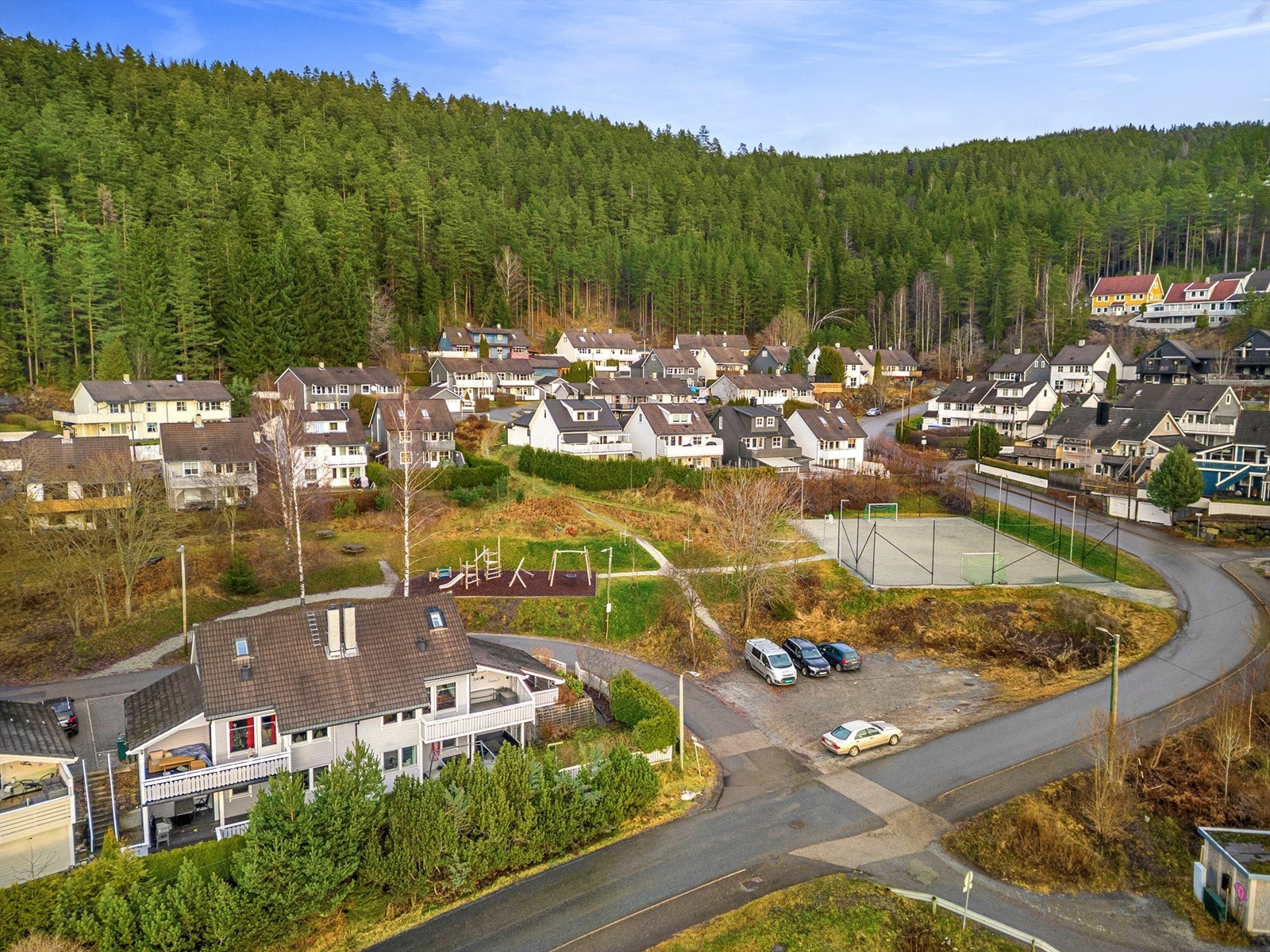 Stort friområder med lekeplass og fotballbane rett ved boligen Galleribilde