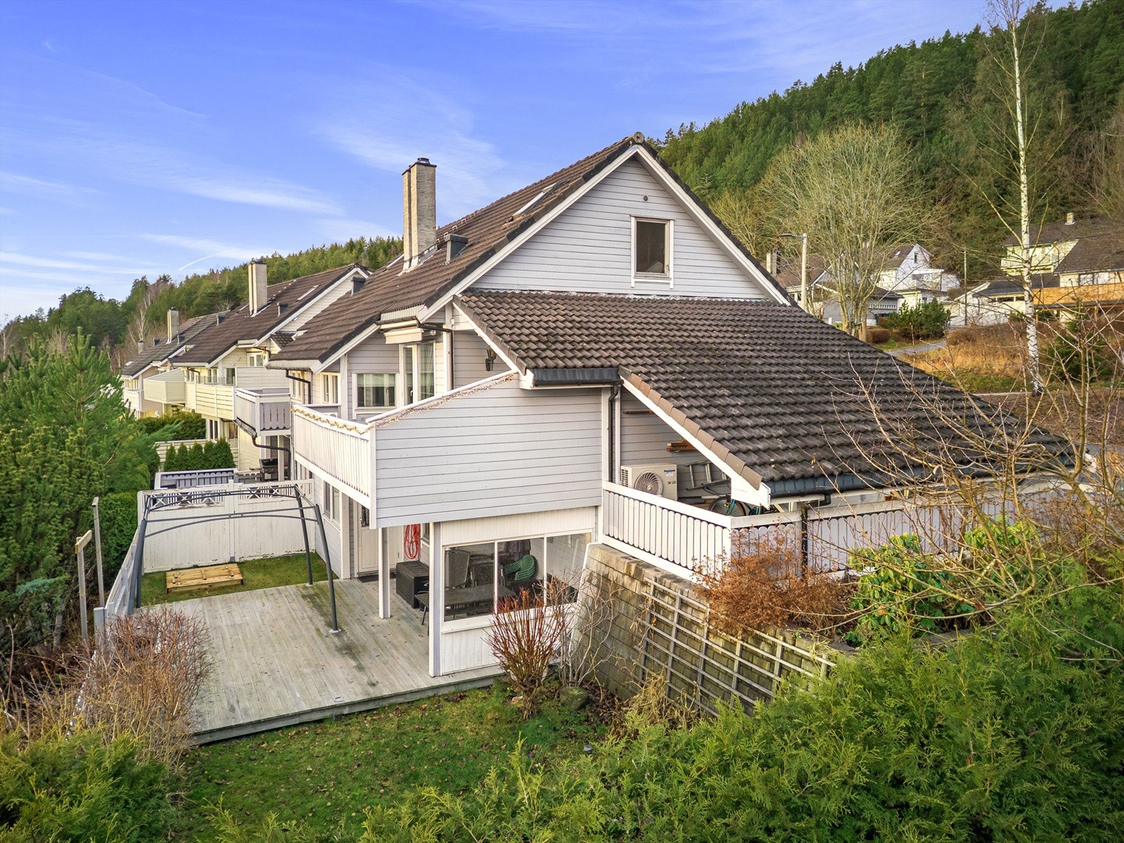 Skjermet hage med ca. 33 kvm delvis overbygd platting Galleribilde