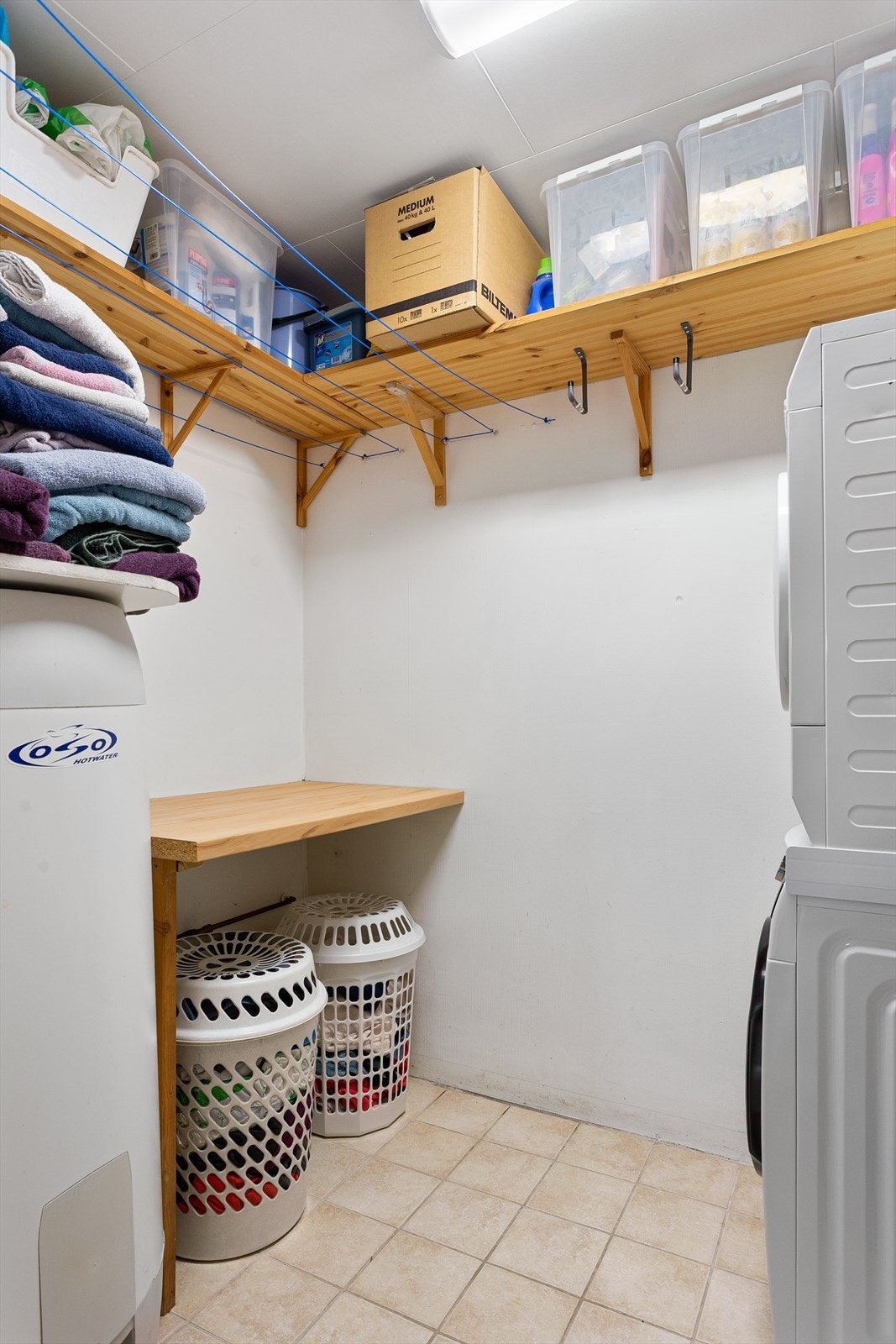 Vaskerom med flislagt gulv. Innredet med vegghengt utslagsvask. Opplegg for vaskemaskin. Galleribilde