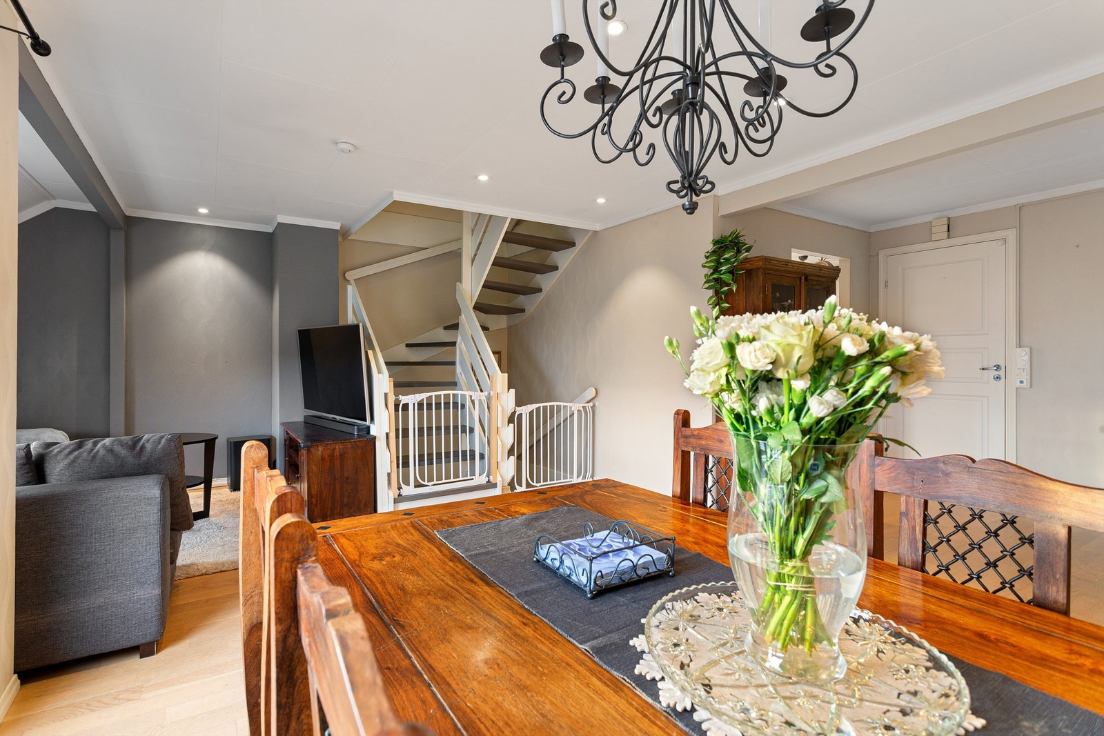 God plass til sofa- og spisegruppe Galleribilde