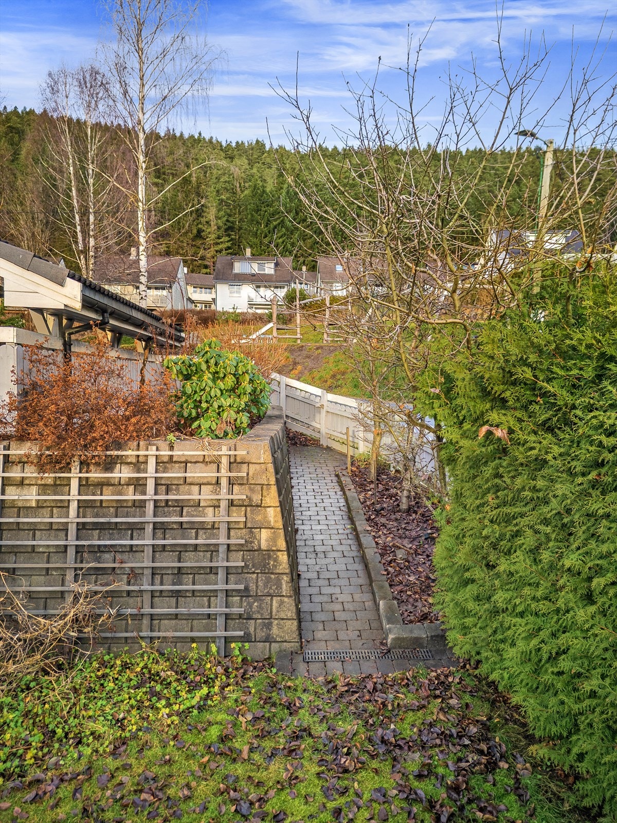 Koselig adkomst til inngjerdet og skjermet hage Galleribilde