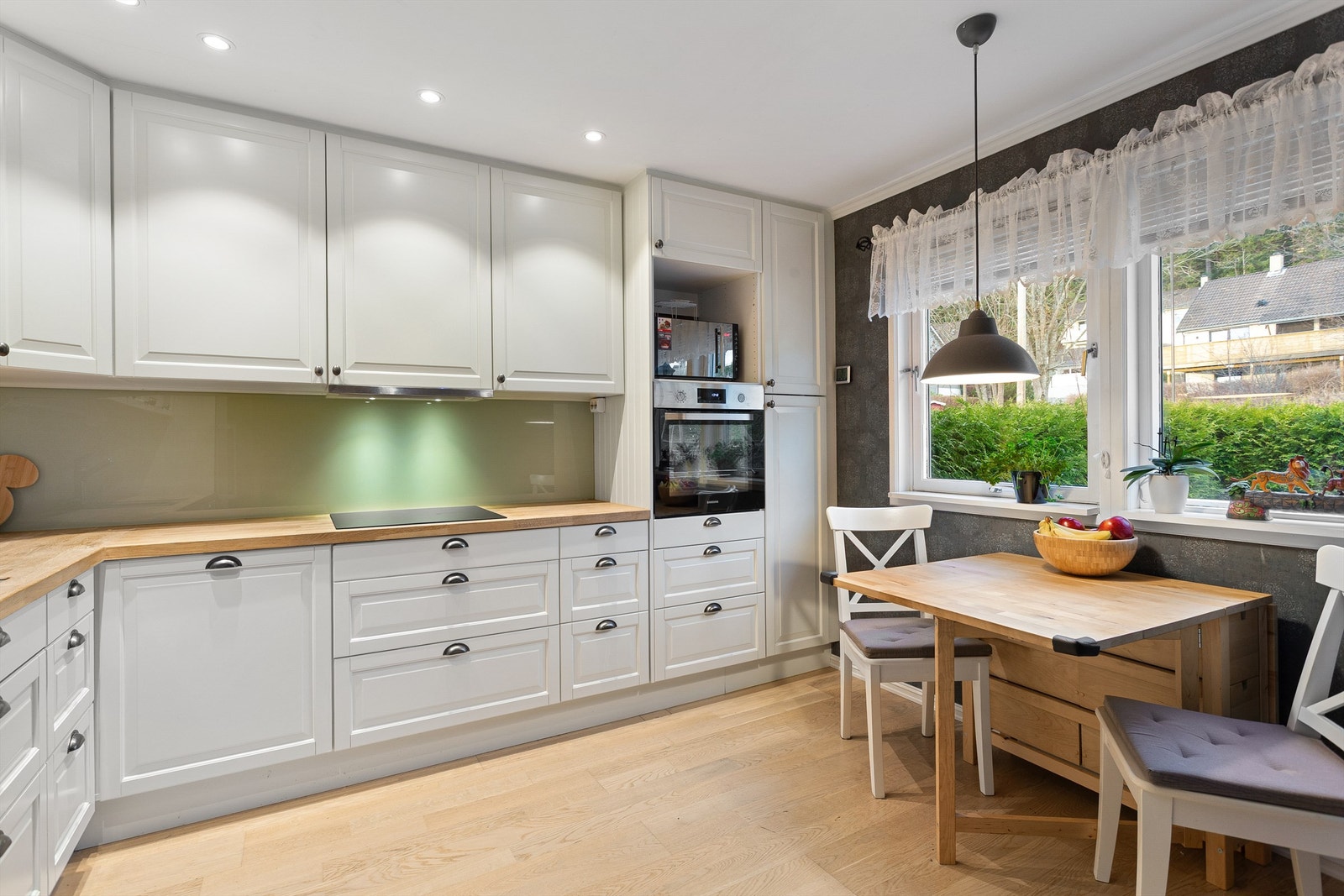 Meget pent kjøkken fra 2017. Innredning med profilerte fronter. Benkeplate i heltre med nedfelt oppvaskkum. Galleribilde