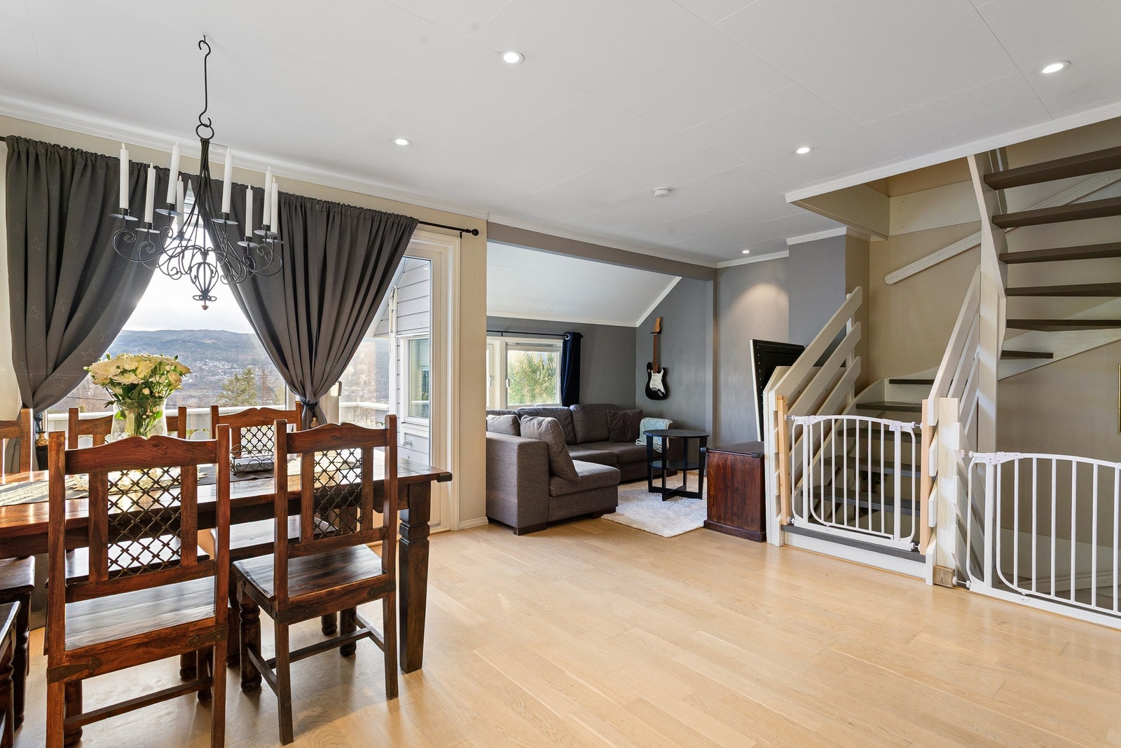 Lys og luftig stue med downlights i himlingen Galleribilde