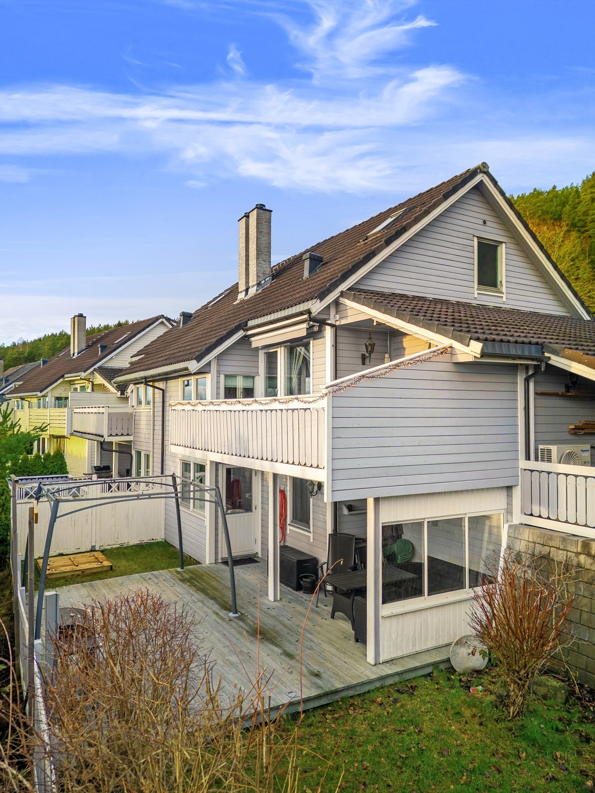 Lun og overbygd del av terrassen. Glass "skyvevinduer" for å gjøre plassen ekstra lun Galleribilde