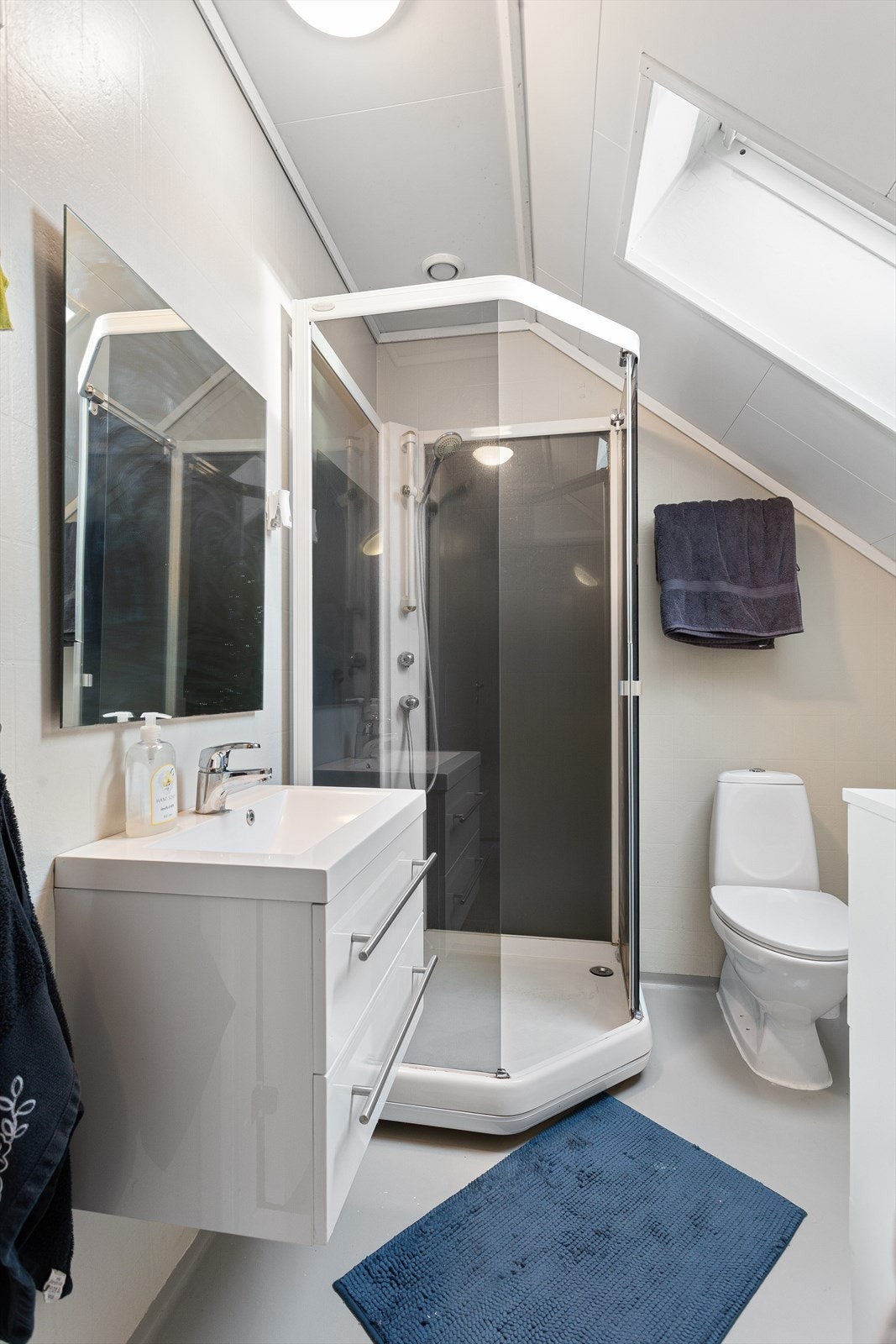 Rom innredet som bad i 2. etasjer. Rommet er ikke omsøkt til varig opphold. Vegghengt servantskap med skuffer og heldekkende servant. Speil på vegg over servant. Dusjkabinett med skyvedør og gulvstående toalett. Kommoden på badet medfølger. Galleribilde