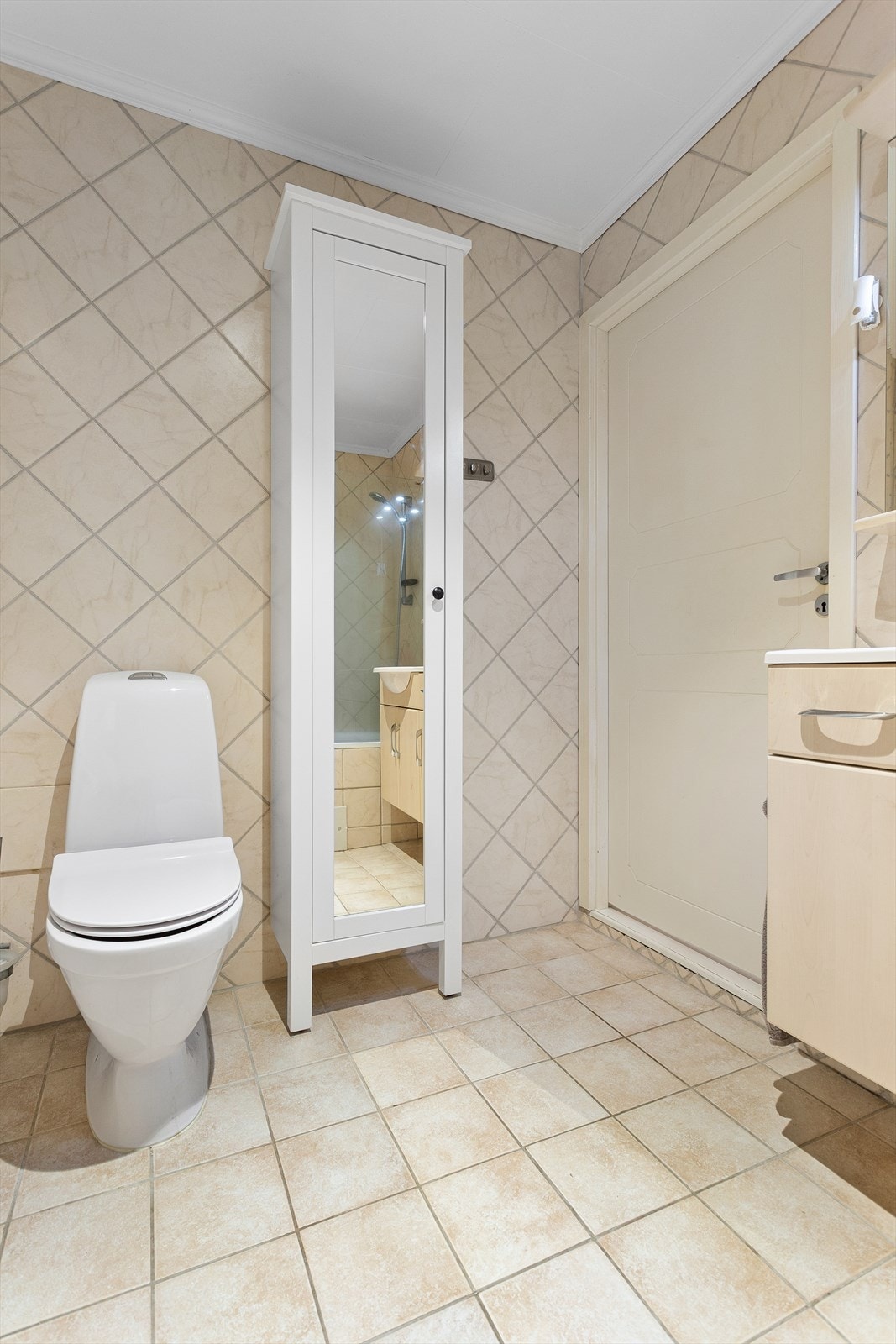 Gulvstående toalett. Skapet på bildet følger ikke med. Galleribilde