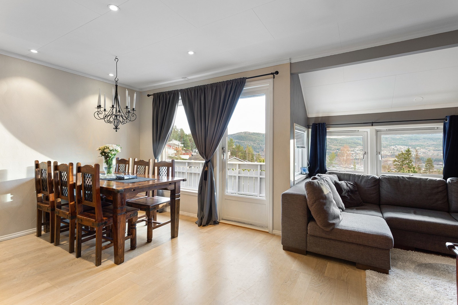 Utgang fra stuen til solrik og delvis overbygd balkong Galleribilde