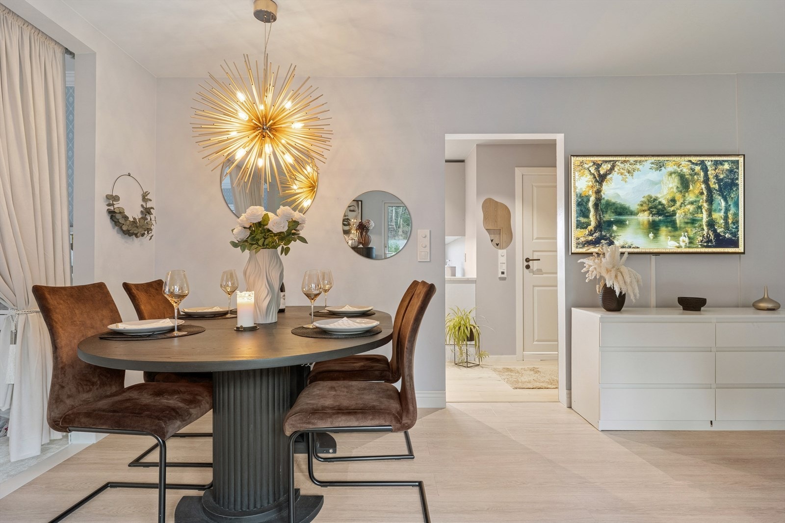 Det er nytt laminatgulv i stuen og på kjøkkenet, dette ble gjort i år. Galleribilde