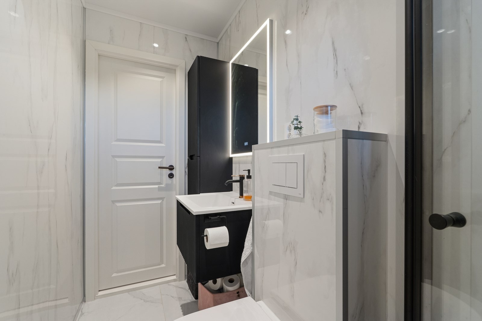 Badet er oppført med fliser og varmekabler på gulv, og baderomsplater på vegg. Galleribilde