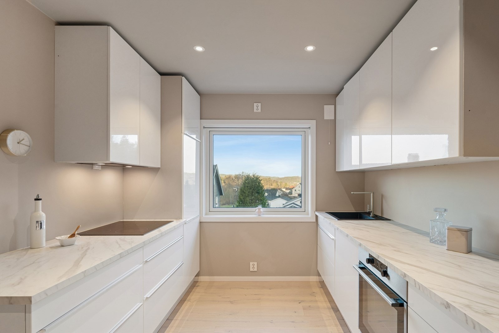 Kjøkkenet er oppført i tidløs og tidsriktige farger, og det er integrerte hvitevarer Galleribilde