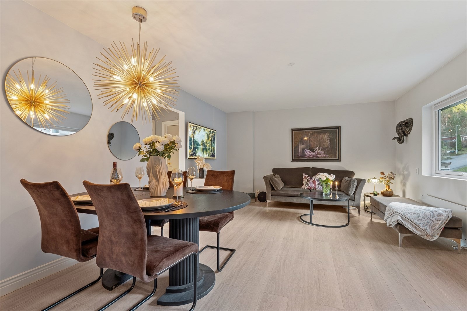 Romslig stue med god plass til møblering av det du skulle ønske Galleribilde