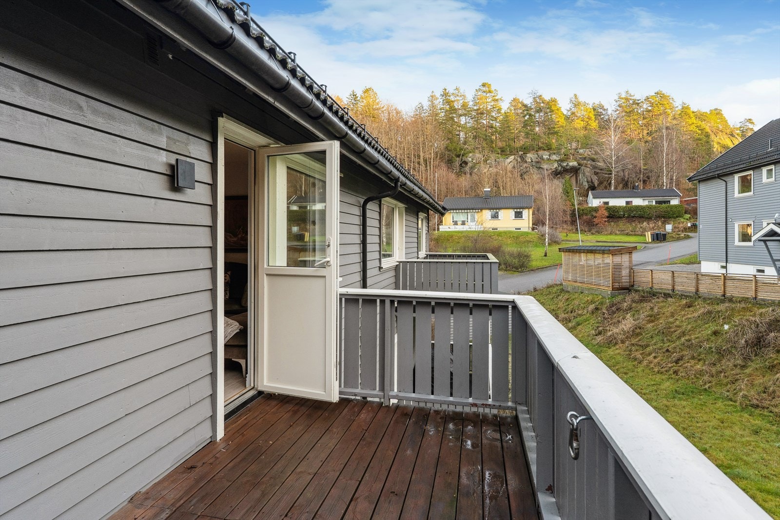 På balkongen er det plass til ønsket møblering Galleribilde