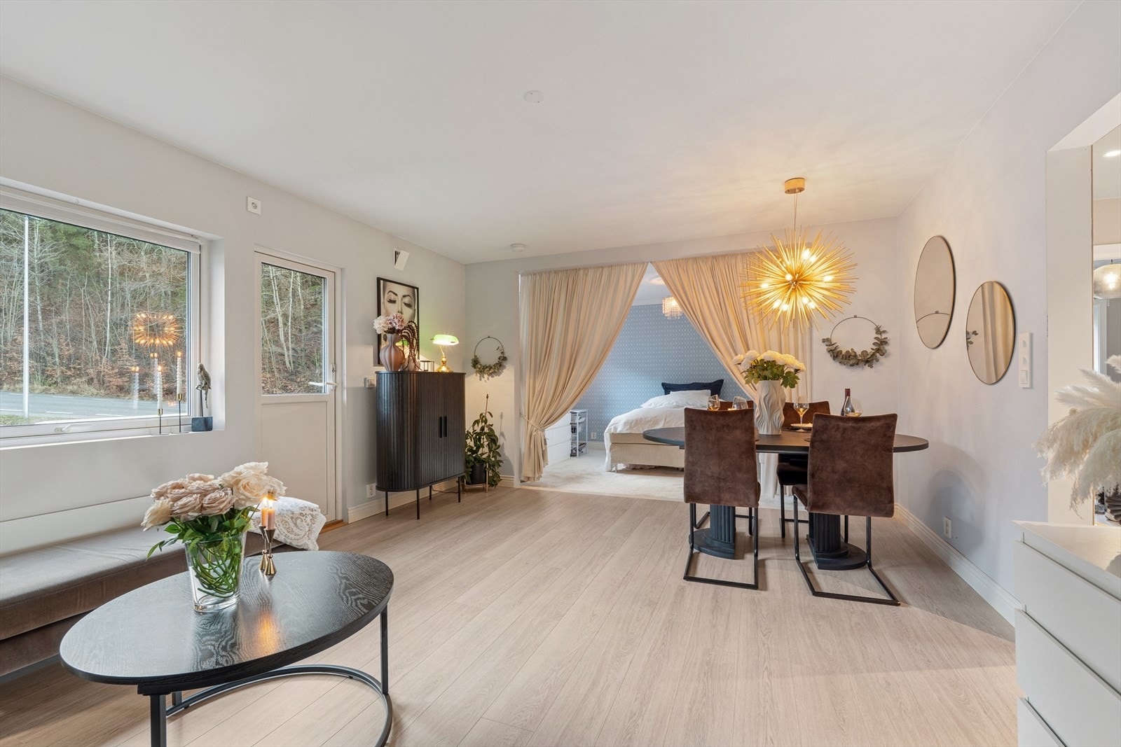 Fra stuen er det fjernet veggen inn til soverommet. Her er det gardiner som skiller stue fra soverom. Galleribilde