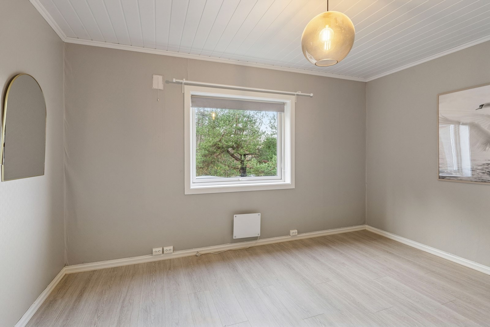 Soverom nr 2 er av god størrelse og passer fint som soverom, kontor eller hobbyrom Galleribilde