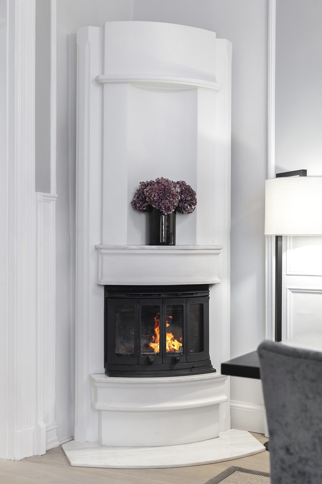 Også her finnes et stemningsfullt ildsted, perfekt for hyggelige sammenkomster. Galleribilde