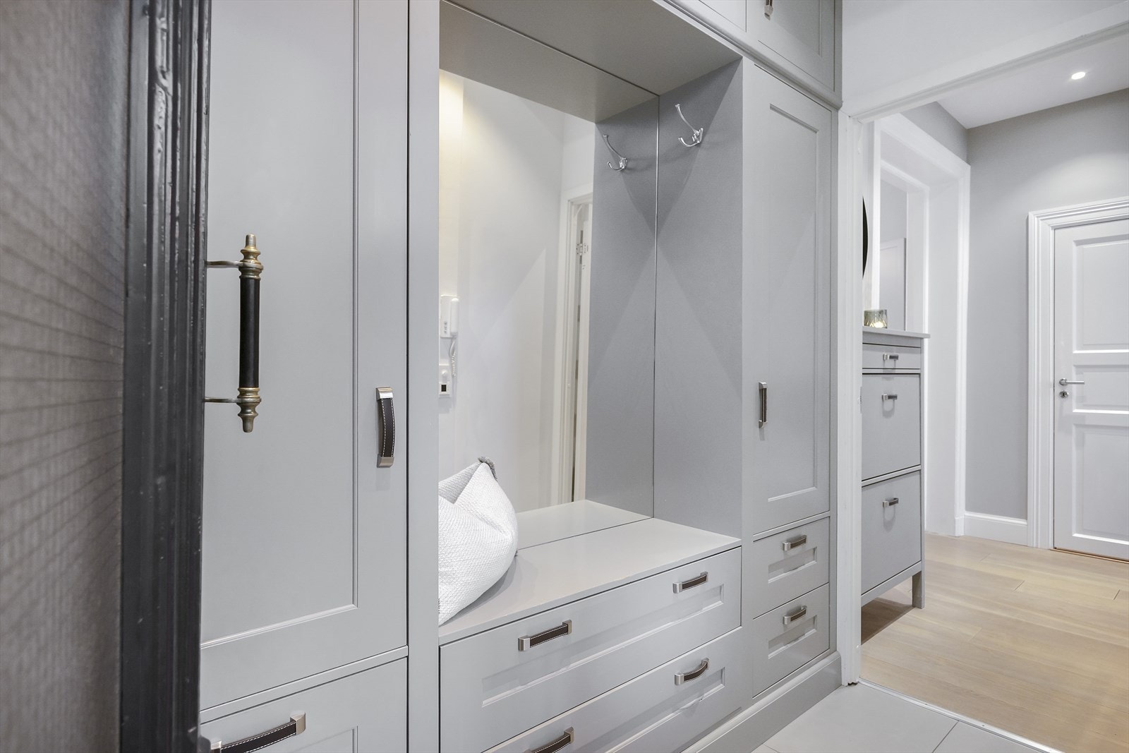 Velkommen inn!
Innbydende entré med spesialtilpasset garderobeløsning som gir rikelig med og svært effektiv oppbevaringsplass. Praktisk sittebenk med integrert speil gir en funksjonell og elegant velkomstsone. Galleribilde