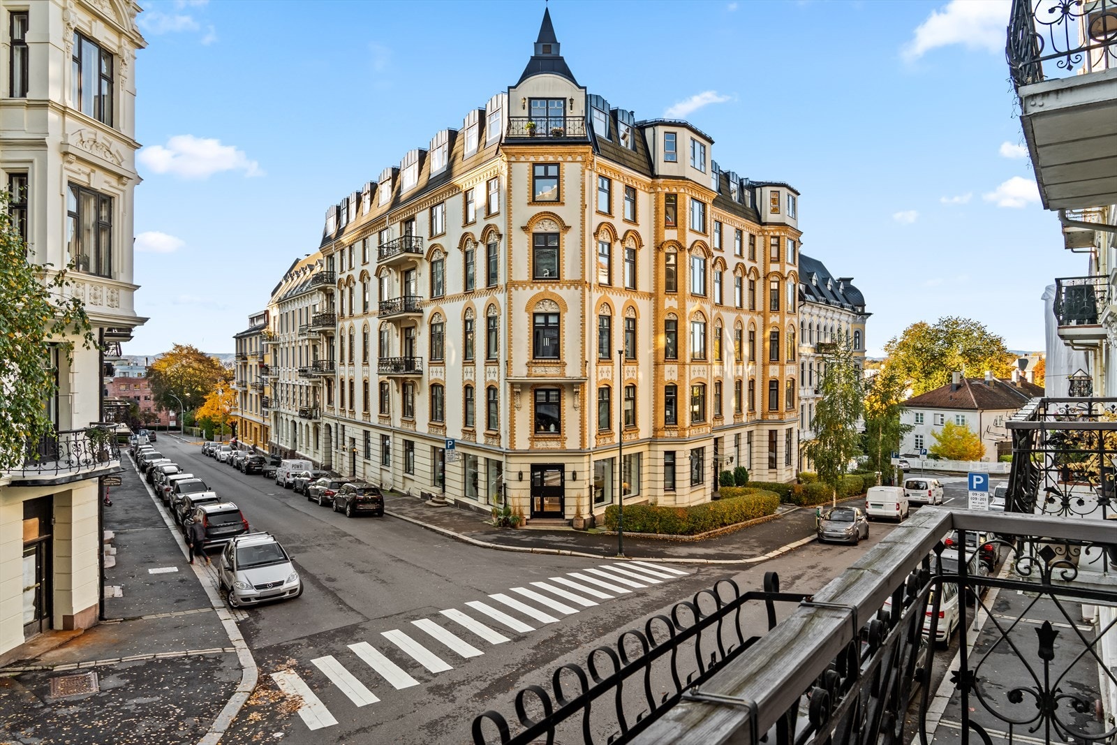 Hyggelig og sjarmerende utsikt mot fasjonabelt nabolag. Galleribilde