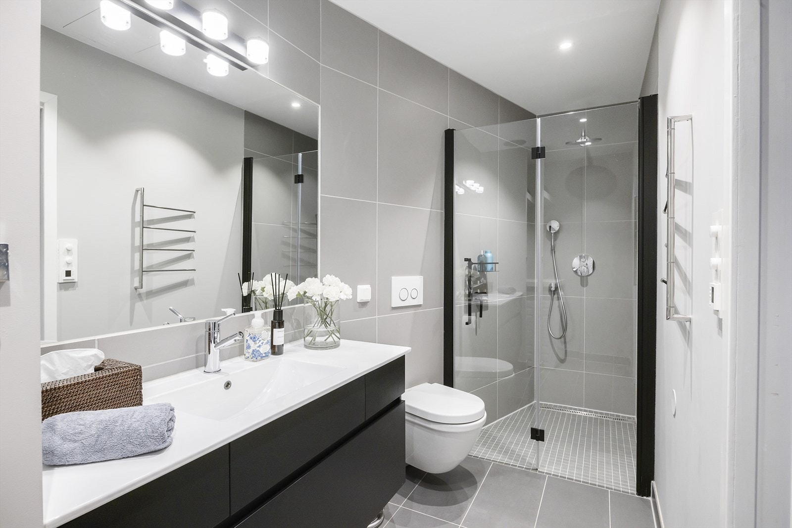 Direkte tilknytning til baderom l. Begge bad har innebygde høyttalere i tak som kan kobles via Sonos. Galleribilde