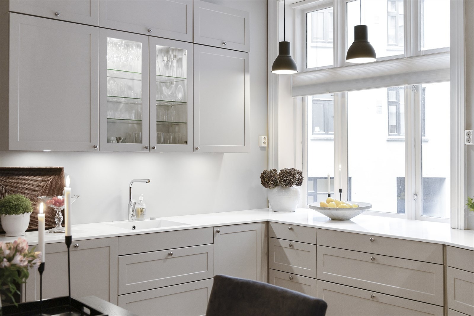 Kjøkkeninnredning fra 2012 med slette fronter, corian benkeplate med helstøpt kum og ettgreps blandebatteri. Nye fronter og overskap ble montert i 2022, ifølge eier. Galleribilde