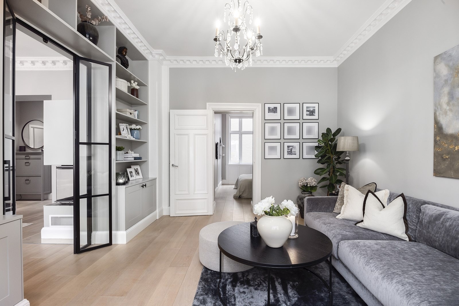 Begge stuene er lyse, luftige og enkle å møblere. Galleribilde