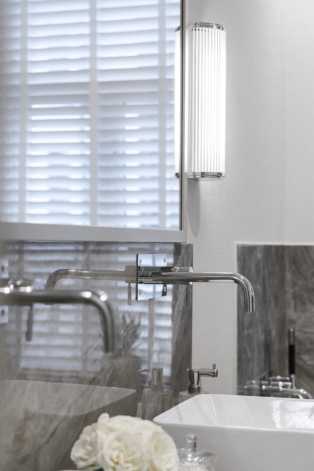 Servantmøbel er snekkerbygget/spesialbygget fra O.Heen. Alt av armaturer er fra Tapwell. Galleribilde