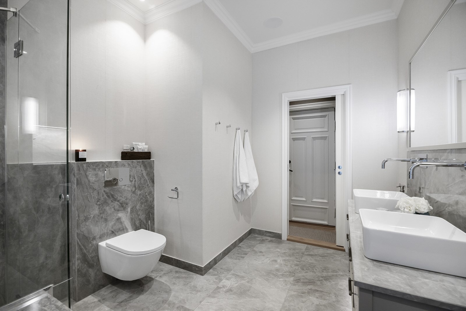 Delikat og moderne baderom totalrenovert i 2023 med fremlagt dokumentasjon (utført av Lomundal AS). Galleribilde