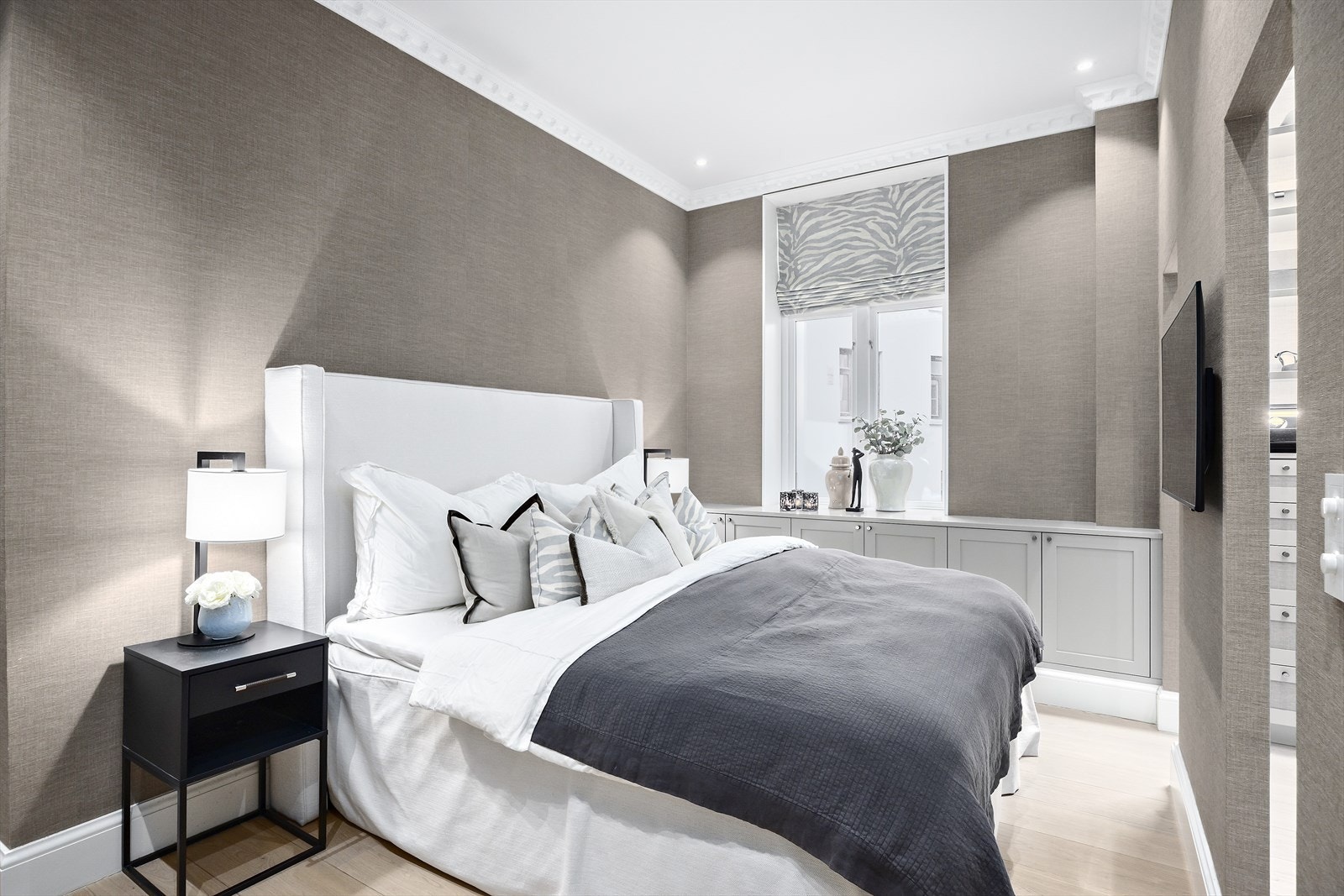 Master soverom med walk-in og eget bad en suite. Galleribilde