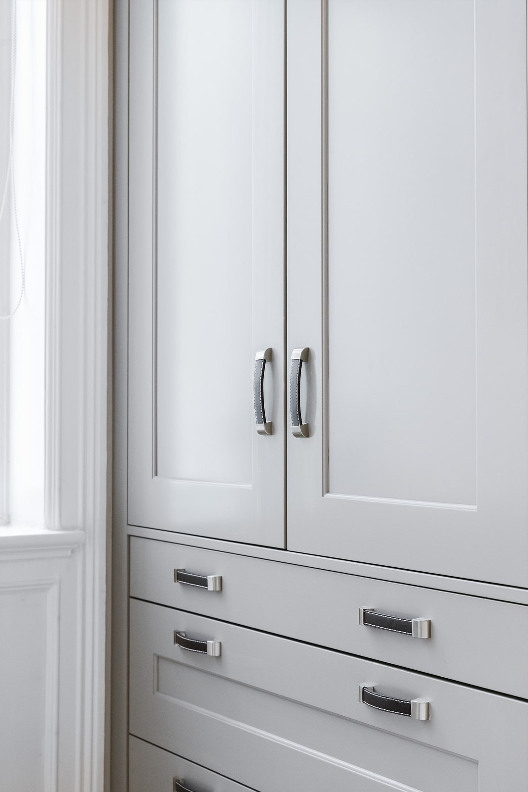 Soverom I har en skreddersydd garderobeløsning som omkranser sengen, med flotte skapfronter og eksklusive håndtak. Helheten er gjennomført ned til minste detalj. Galleribilde