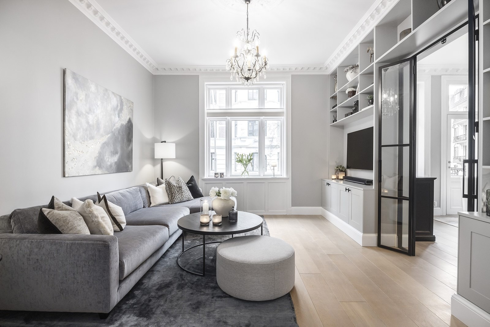 Originale detaljer som stukkatur og rosett gir boligen særpreg og karakter, mens dype vinduskarmer slipper inn rikelig med naturlig lys. Galleribilde