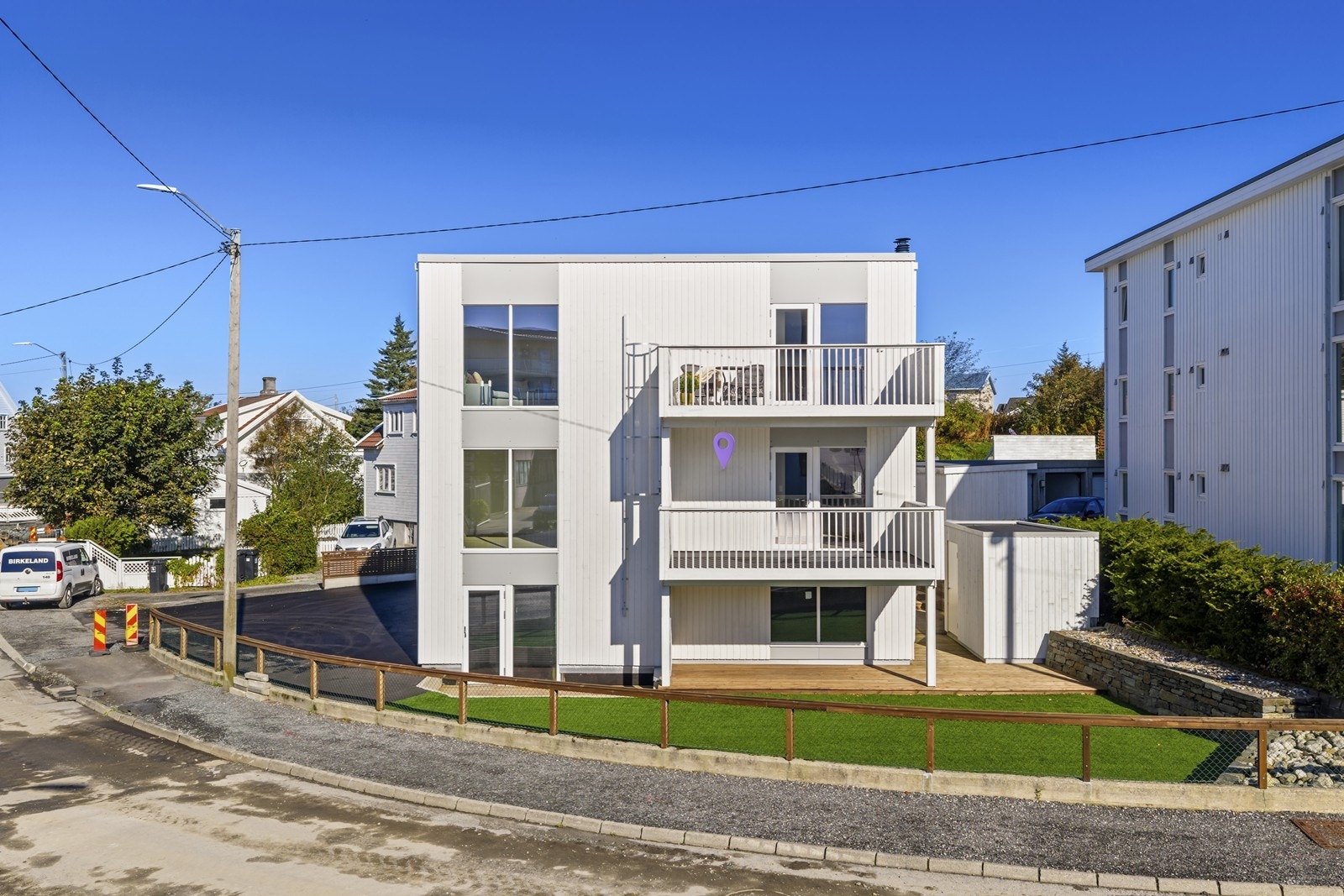 Svært vedlikeholdsvennlig eiendom med natursteinsmur m/stein bedd, kunstgress, plen og asfalt. Midt i blinken om en ønsker å bo sentralt med lite behov for vedlikehold. Galleribilde