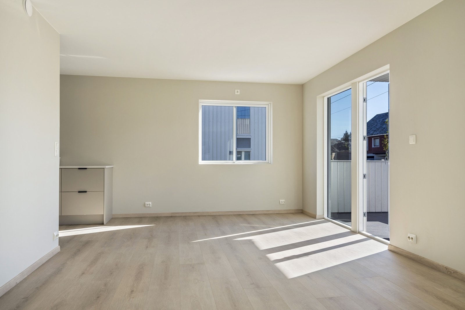 Stuen er lys og luftig, med gode muligheter for egen ønsket innredning. Galleribilde