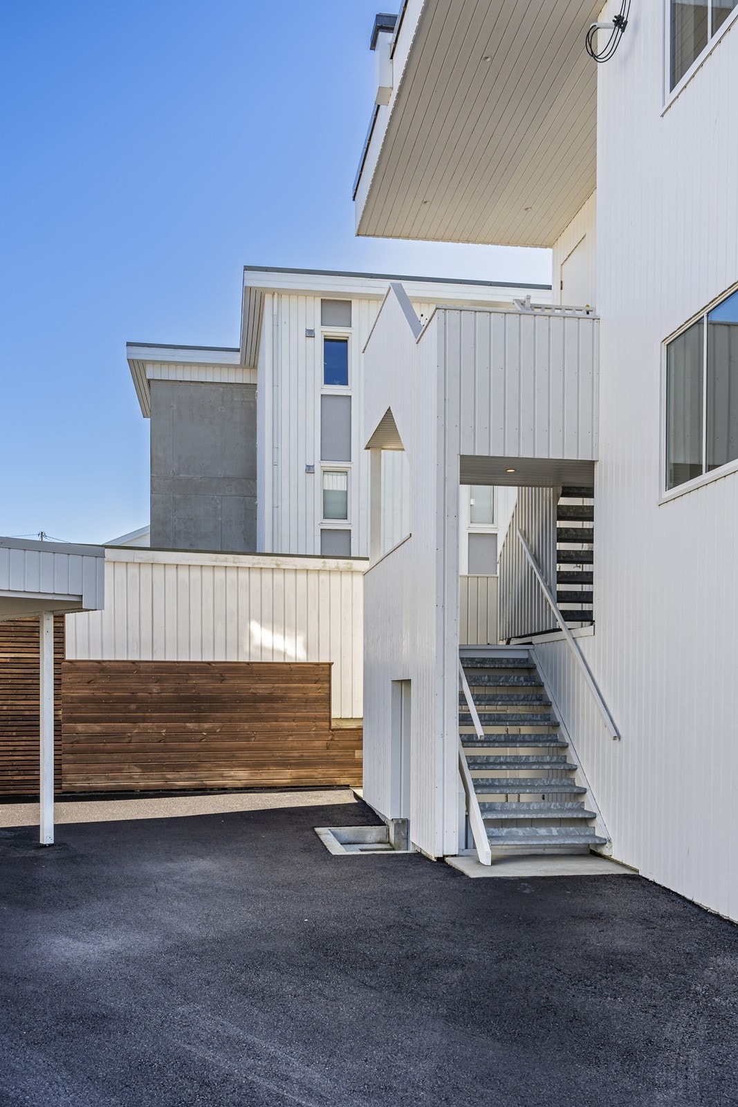 Leiligheten ligger i byggets 2.etasje, med fint asfaltert gårdstun. Galleribilde