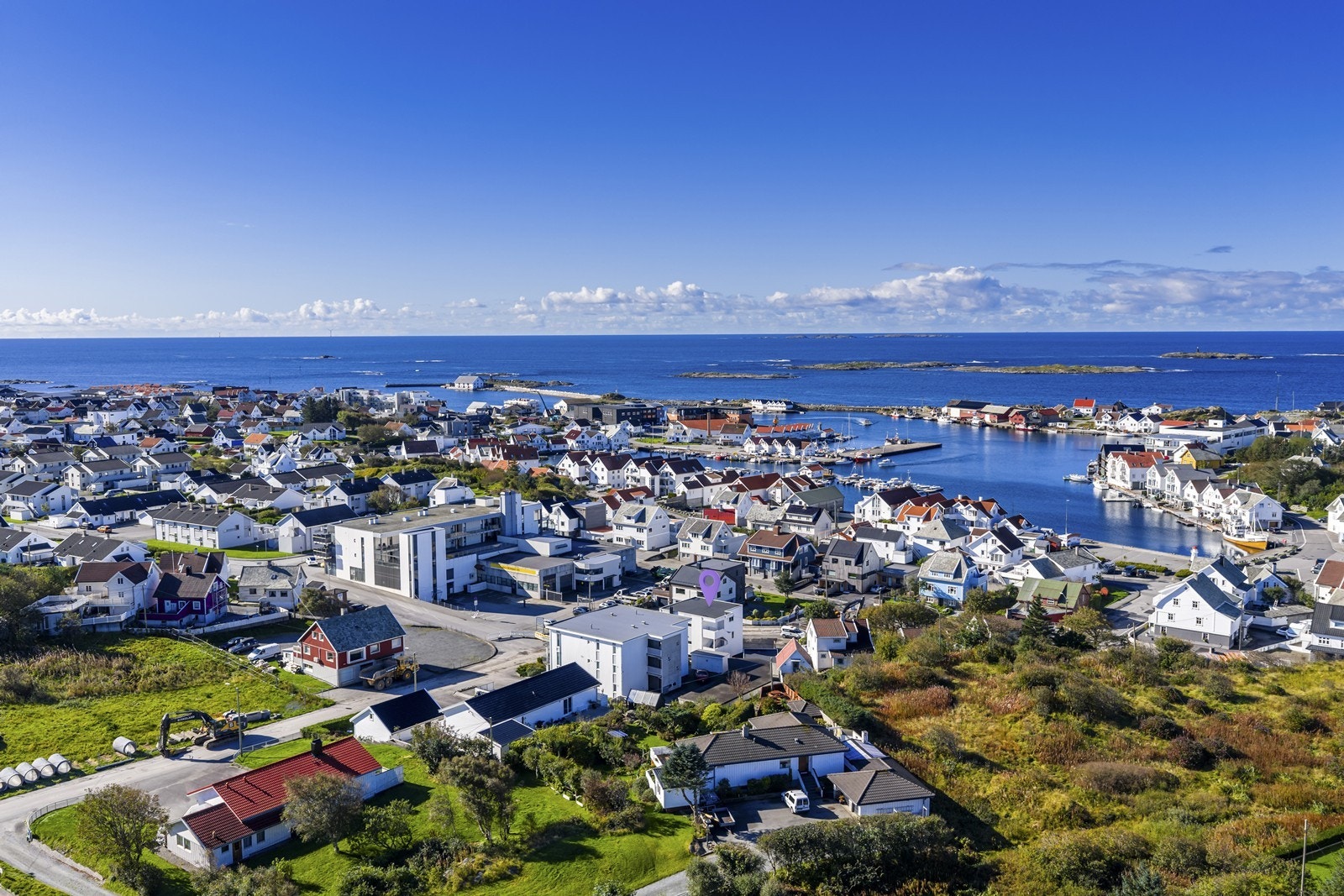 Sentral beliggenhet med umiddelbar avstand til kaien med bla. fiskeridagene. Eiendommen har også kort avstand til dagligvare, skoler, barnehager og det man trenger i hverdagen. Galleribilde