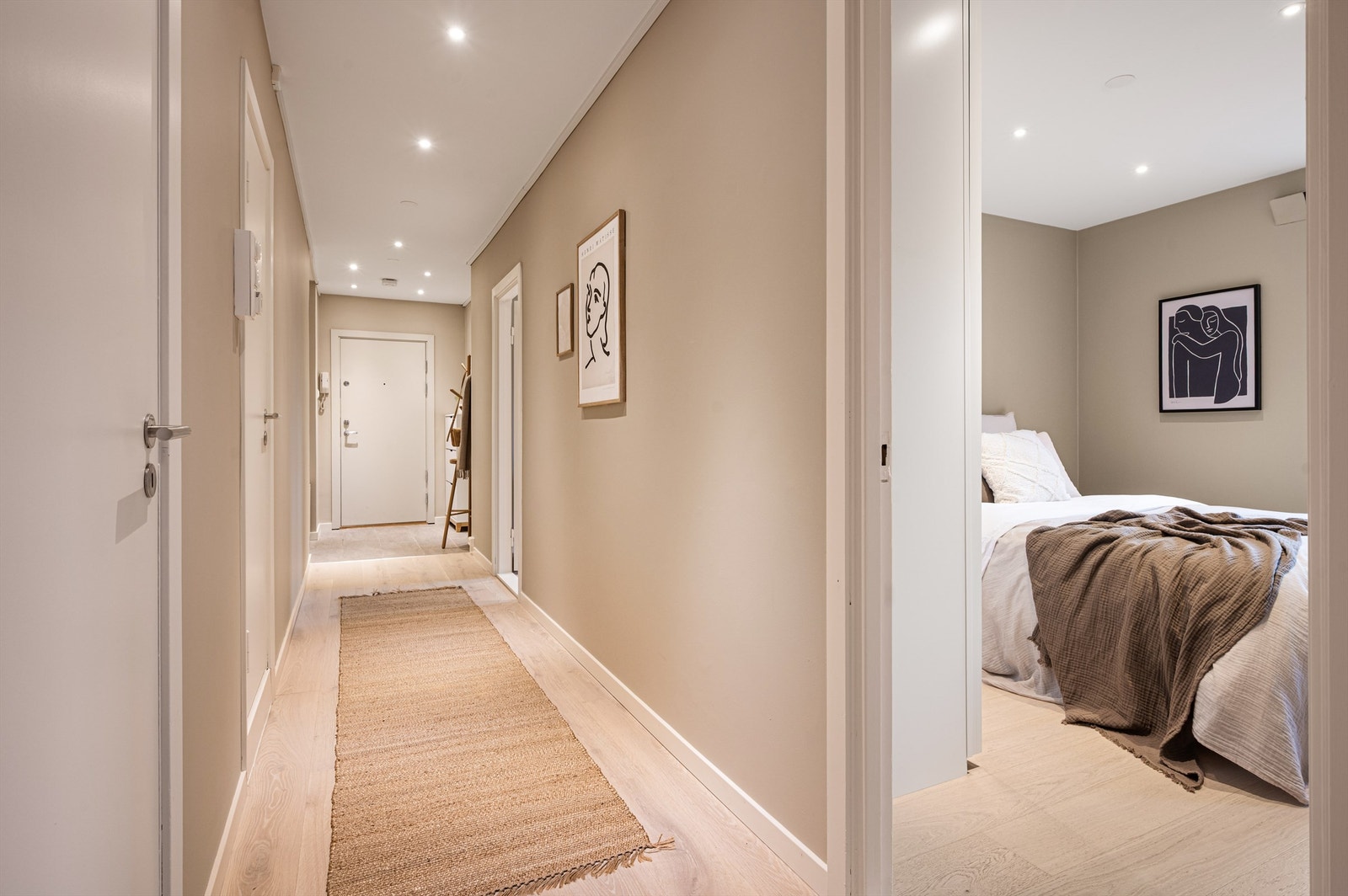 Fra entréen har man adkomst til leilighetens øvrige rom. Galleribilde