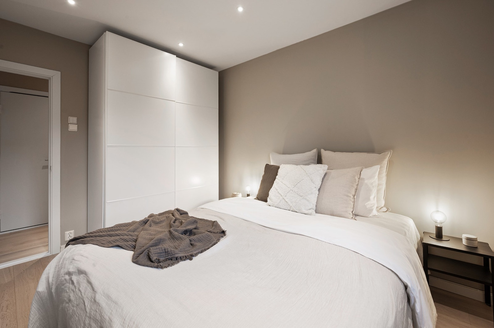 Praktisk skyvedørsgarderobe og downlights i himling. Galleribilde