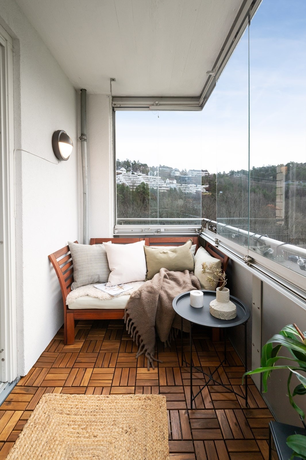 Selger opplyser om sol fra ca kl 10 til 20:30 på sommerstid - perfekt på fine sommerdager. Galleribilde