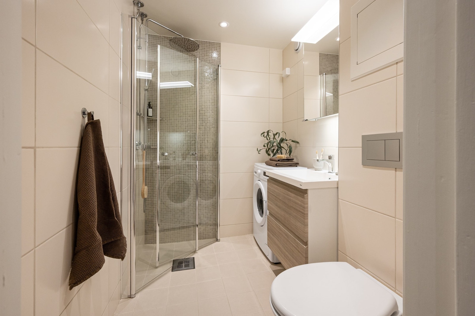 Leilighetens baderom ble pusset opp av aksjelaget i 2015/2016 og har delikate fliser på vegger og gulv i tillegg til varmekabler og opplegg for vaskemaskin. Galleribilde