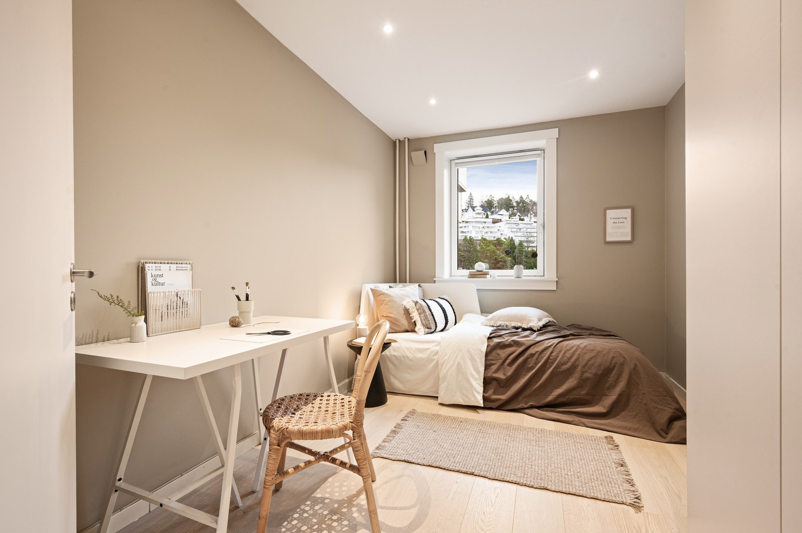 Soverom nr. 2 har også adkomst fra entréen og har god plass til dobbeltseng, og har god lagringsplass. Galleribilde