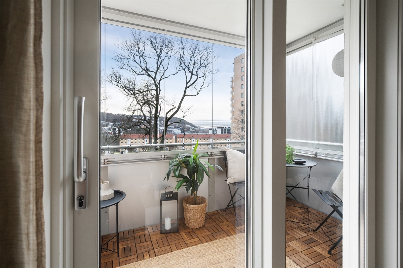 Fra stuen er det utgang til den sydvestvendte balkongen på 6 kvm. Galleribilde