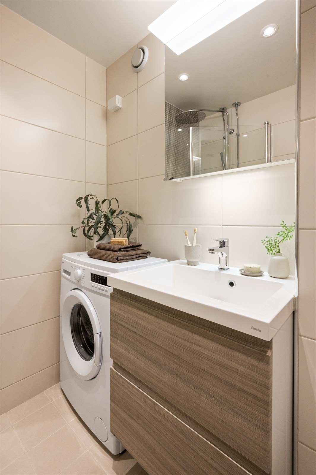 Innredningen består blant annet av vegghengt servantskap, nedsenket servant og vegghengt speil med belysning. Galleribilde